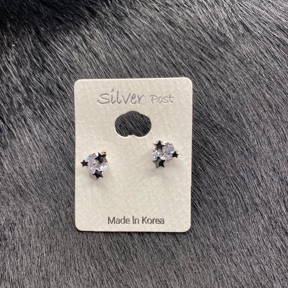 ⭐️Studded star earrings brand new 💫⭐️